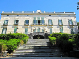 Museo Nazionale della Ceramica Duca di Martina, Napoli, Italia. Il museo ospita un consistente numero di porcellane cinesi di epoca Ming (1368-1644) e Qing (1644-1991), oltre a bronzi, lacche, giade e avori. A questi oggetti si aggiunge una consistente collezione di produzioni napoletane di ispirazione cinese