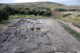 L’area del santuario-tofet in corso di scavo vista da Nord: sullo sfondo i resti dell’insediamento romano | © Massimo Botto, CNR ISPC