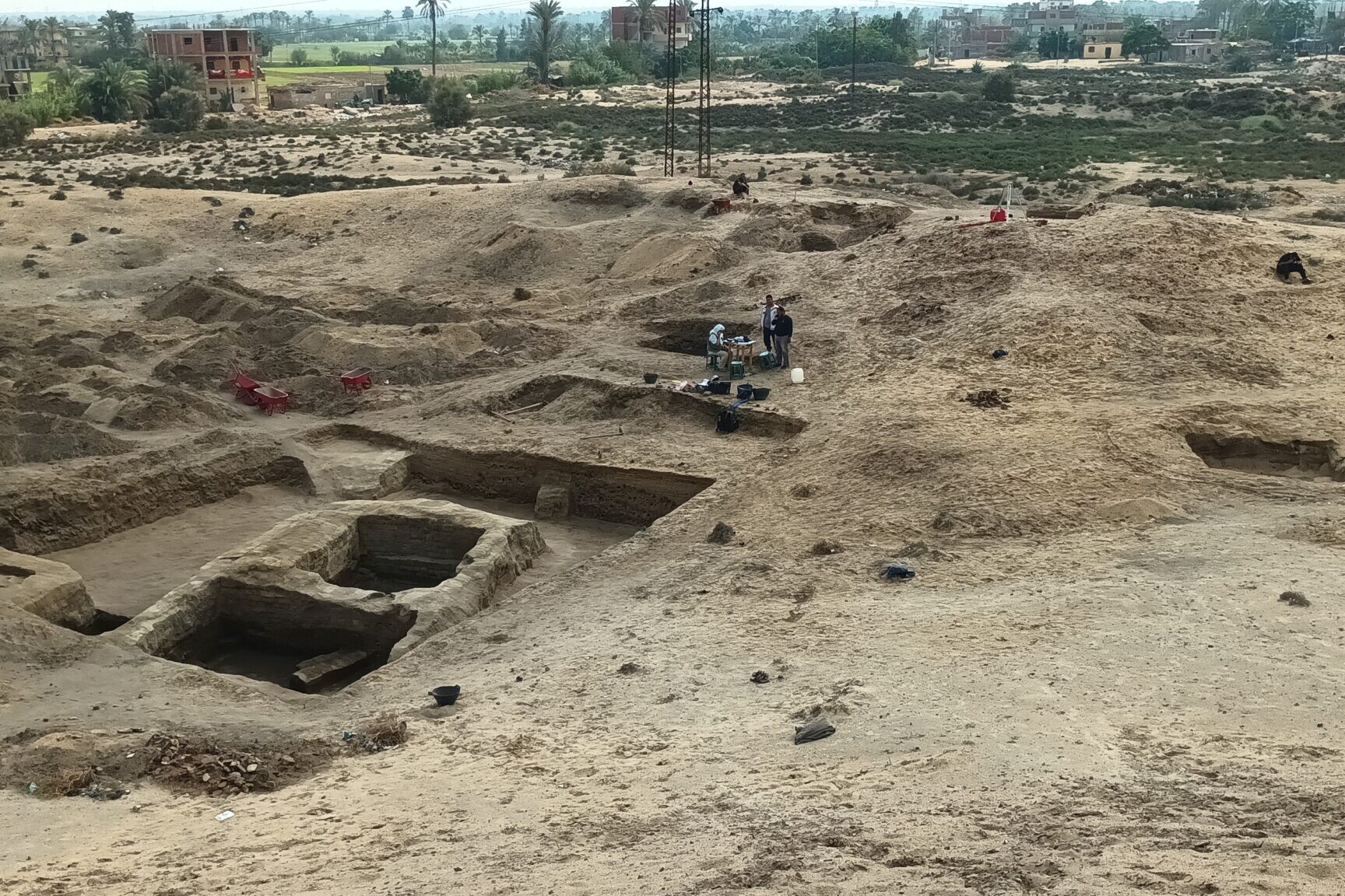 Visione d’insieme dello scavo 2022: sullo sfondo il grande muro Nord e la rampa; in primo piano le strutture venute alla luce a valle della rampa | © CNR ISPC