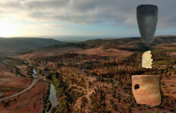 Veduta aerea di Oued Beht con elementi di cultura materiale provenienti dal sito (dall’alto: accetta levigata; elemento di falcetto; frammento di ceramica dipinta) | © Rafael Laoutari, Moad Radi, Toby Wilkinson