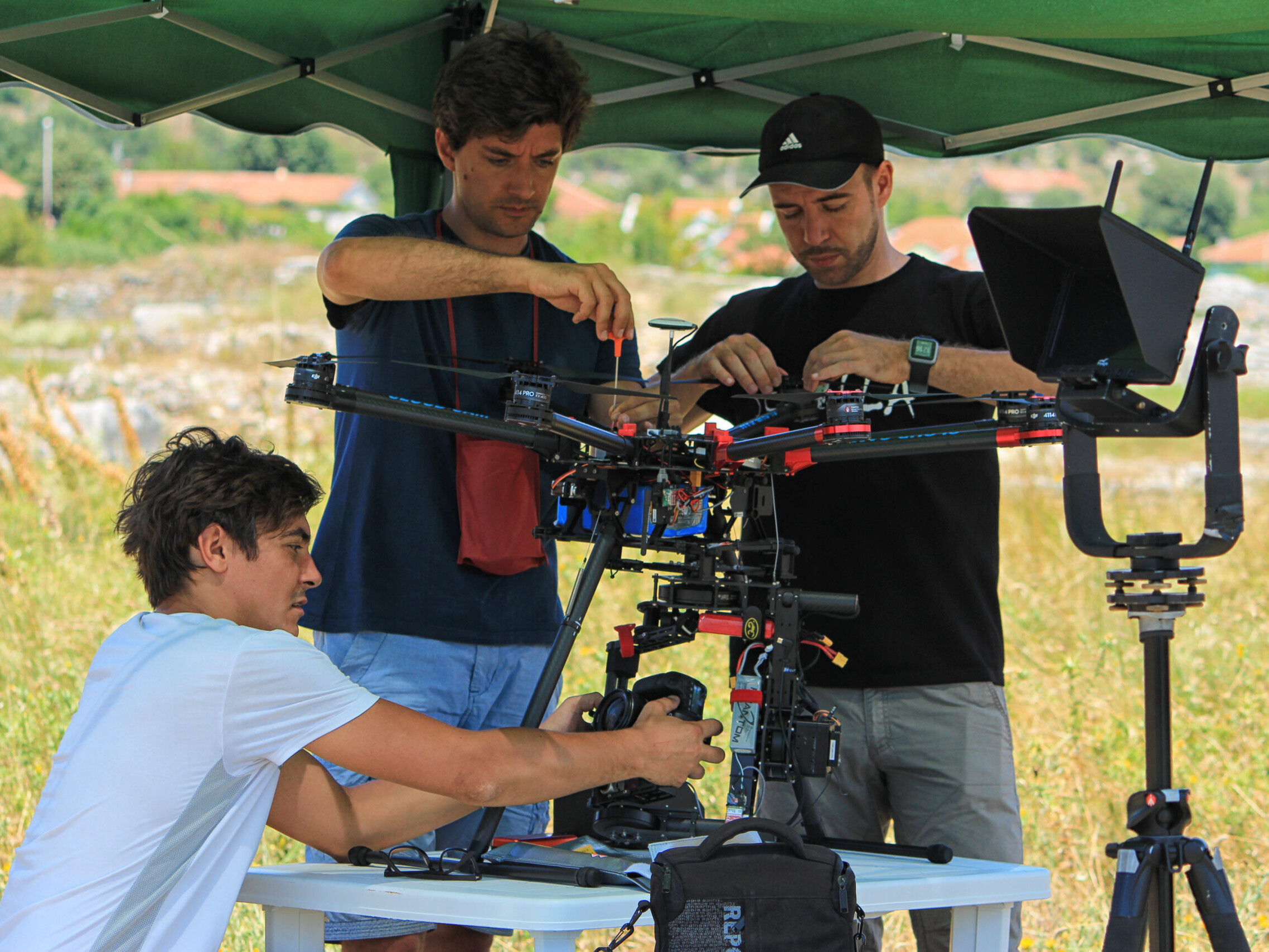 Team di ricerca in preparazione del drone per le attività di rilevamento fotogrammetrico aereo. Montenegro, 2016