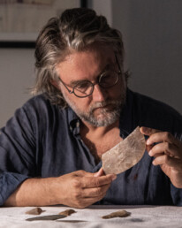 Giulio Lucarini analysing Predynastic lithics at the Museo dell’Opera del Duomo, Bracciano (Rome). Photo: Sabrina Martin