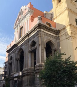 Il prospetto della chiesa di San Giuseppe dei Ruffi a Napoli poco dopo la conclusione dei lavori di restauro
