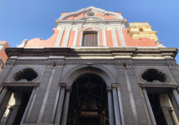 Dettaglio del prospetto della chiesa di San Giuseppe dei Ruffi a Napoli poco dopo la conclusione dei lavori di restauro