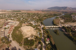 L’höyük di Misis sulla riva destra del fiume Ceyhan. Sullo sfondo il massiccio del Misis Dağ