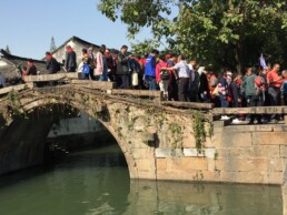 Zhouzhuang città d’acqua, Cina. Assediata dai turisti dopo il piano di conservazione del 1986