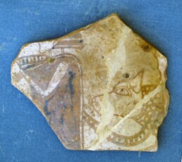 Eracle e Cerbero su un frammento vascolare del VII sec. a.C. dalla necropoli di Priniàs, Creta