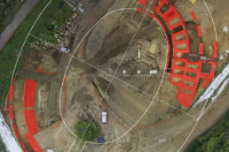 Ipotesi ricostruttiva dell’anfiteatro. In rosso le strutture riportate alla luce al termine dello scavo 2020 – elaborazione GFP su immagine da pallone aerostatico di Opaxir | © Giorgio F. Pocobelli, CNR ISPC