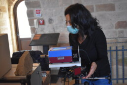 Museo Archeologico di Castro (LE): Claudia Conti, ricercatrice CNR ISPC analizza la policromia di una delle antefisse rinvenute negli scavi del santuario con uno spettrometro Raman portatile