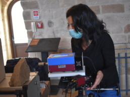 Museo Archeologico di Castro (LE): Claudia Conti, ricercatrice CNR ISPC analizza la policromia di una delle antefisse rinvenute negli scavi del santuario con uno spettrometro Raman portatile