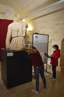 Museo Archeologico di Castro (LE): Silvia Vettori (sinistra) e Emma cantisani (destra) ricercatrici CNR ISPC, analizzano la policromia della statua di Atena rinvenuta negli scavi del santuario tramite spettroscopia di fluorescenza a raggi X