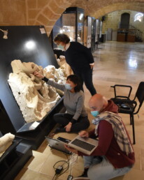 Museo Archeologico di Castro (LE): Ricercatori del CNR ISPC (dall’alto verso il basso, Maria Piera Caggia, Donata Magrini e David Buti), indagano i resti di policromia presenti sui fregi rinvenuti negli scavi del santuario