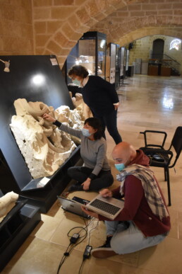 Museo Archeologico di Castro (LE): Ricercatori del CNR ISPC (dall’alto verso il basso, Maria Piera Caggia, Donata Magrini e David Buti), indagano i resti di policromia presenti sui fregi rinvenuti negli scavi del santuario