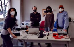 Attività di ricerca presso il Laboratorio di Spettroscopia Raman CNR ISPC di Milano. In foto da sinistra verso destra: Claudia Conti, Pietro Strobbia, Alessandra Botteon e Marco Realini | © CNR ISPC