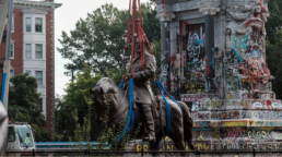 The statue of Robert E. Lee is removed from its pedestal in Richmond, Virginia, on Wednesday morning, Sept. 8, 2021 | © The New York Times