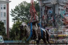 The statue of Robert E. Lee is removed from its pedestal in Richmond, Virginia, on Wednesday morning, Sept. 8, 2021 | © The New York Times