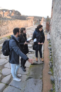 Campionatura delle malte presso il Tempio di Iside. In foto: Giacomo Casa, Sara Calandra ed Emma Cantisani | © Tommaso Ismaelli, CNR ISPC