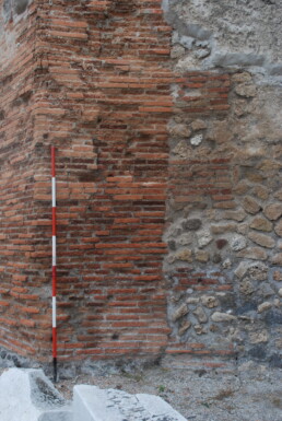 Edificio di Eumachia: giunzione tra murature di fasi differenti | © Giacomo Casa