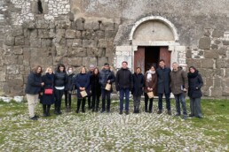 Il team del progetto #SegniArcheologia. Sullo sfondo la chiesa di S.Pietro, antica Acropoli, Segni (Roma) | © #SegniArcheologia