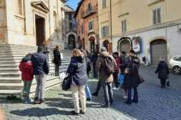 Il team di lavoro durante la spiegazione del tour multimediale alla cittadinanza nella piazza dell’antico Foro di Segni (Roma) | © #SegniArcheologia