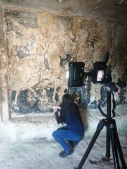 Maria Potenza, dottoranda del corso in Patrimoni archeologici, storici, architettonici e paesaggistici mediterranei (PASAP Med) - 36° ciclo, durante la fase di acquisizione dei dati in una chiesa rupestre in Puglia | © CNR ISPC