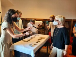 Il team del progetto PrEMuC mostrano i reperti presso il Museo dell’Opera del Duomo di Bracciano, durante l'iniziativa 