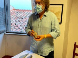 Giulio Lucarini, ricercatore CNR ISPC mostra i reperti presso il Museo dell’Opera del Duomo di Bracciano, durante l'iniziativa 
