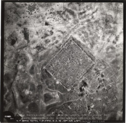 Umm ar-Rasas. Foto aerea verticale del 6/5/1939, conservata presso l’archivio della British Academy di Londra e consultabile online dal sito dell’APAAME