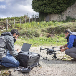 Rilievo fotogrammetrico con UAS. In foto: Nicodemo Abatete (dx) e Valentino Vitale (sx) | &copy; Daniele Ferdani, CNR ISPC