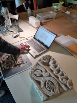 Il team di ricerca CNR ISPC di Firenze durante l'analisi di tracce di policromia dei reperti custoditi al Museo Archeologico Nazionale di Luni | © Ivana Cerato CNR ISPC