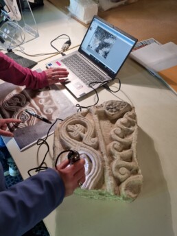 Il team di ricerca CNR ISPC di Firenze durante l'analisi di tracce di policromia dei reperti custoditi al Museo Archeologico Nazionale di Luni | © Ivana Cerato CNR ISPC