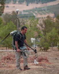 Michele Punzo (CNR ISPC) durante la prospezione geofisica a Oued Beht, Marocco | © Archivio Fotografico OBAP