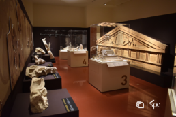 MArTA, sala principale della mostra, a destra la ricostruzione del timpano del tempio di Atena | © Maria Piera Caggia, CNR ISPC