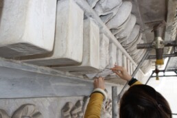 Fregio ad ovuli e dentelli in marmo di Crevola con evidenti fenomeni di esfoliazione, Arco della Pace, Milano