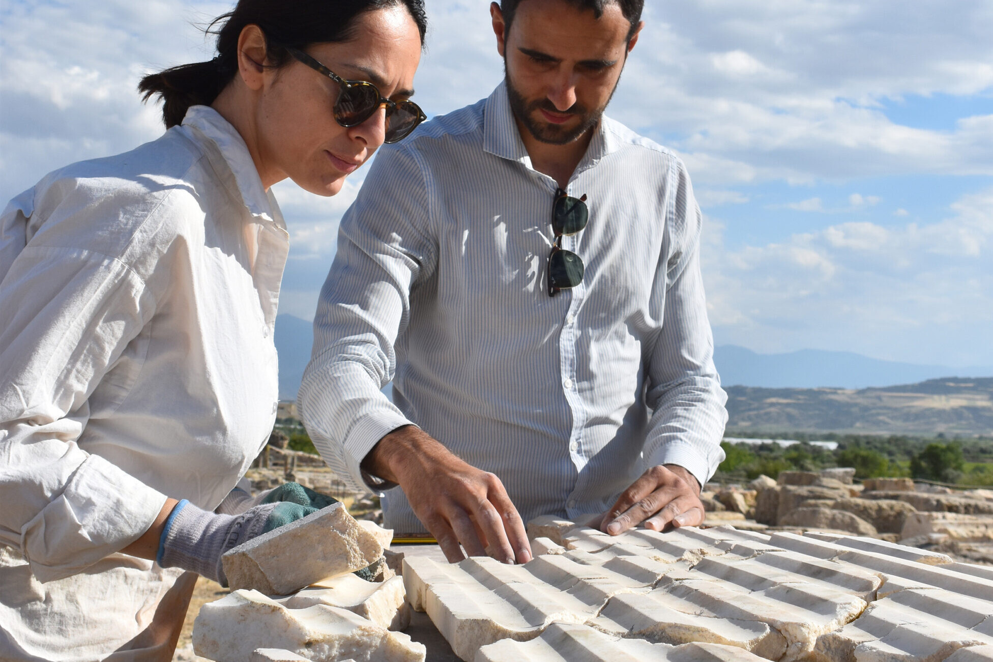Lavoro di ricerca degli attacchi tra i frammenti delle lesene | © Tripolis Excavation Archive & CNR ISPC