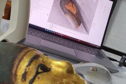 Laser scanning a mummy mask in the Manchester Museum, Manchester (UK) | © Carlo Rindi Nuzzolo