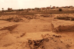 Egitto, antica città di Tjeku, oggi Tell el-Maskhuta: lo scavo della grande rampa visto da Nord; in primo piano una giacitura di anfore che insiste sulla rampa | © CNR ISPC