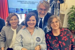 Parte del gruppo CNR ISPC durante la Giornata dell'archeologia italiana all'estero, 9 maggio 2023, Roma. In foto da sx: Carla Sfameni, Lucia Alberti, Giulio Lucarini insieme alla direttrice del CNR ISPC, Costanza Miliani.