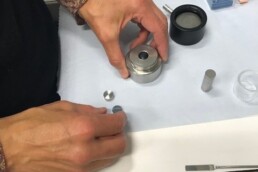 Preparazione dei campioni di tubetti di Edvard Munch per le analisi FTIR al laboratorio IPANEMA presso la SOLEIL Synchrotron facility in Francia, parte della piattaforma FIXLAB - attività di accesso transnazionale 2021 | © E-RIHS