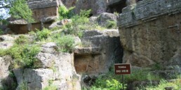 Tombe scavate nella pietra nella necropoli etrusca di Norchia, Viterbo