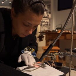 Campagna Molab di Cnr SCITEC E ISPC presso il Museo dell’Occhiale di Pieve di Cadore, 2 - 12 settembre 2025: analisi di spettroscopia di riflettanza UV-VIS-NIR su occhiale storico | © CNR SCITEC