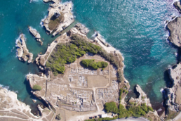 Veduta aerea dell'abitato protostorico fortificato di Roca, Melendugno, LE | © Roca Archaeological Project, Dipartimento di Beni Culturali - Università del Salento