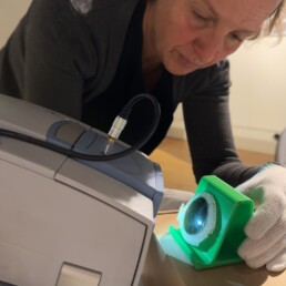 Campagna Molab di Cnr SCITEC E ISPC presso il Museo dell’Occhiale di Pieve di Cadore, 2 - 12 settembre 2025: preparazione di un occhiale storico particolarmente degradato per l'analsi di spettroscopia infrarossa in riflettanza | © CNR SCITEC