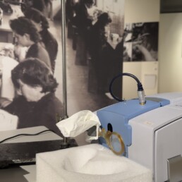 Campagna Molab di Cnr SCITEC E ISPC presso il Museo dell’Occhiale di Pieve di Cadore, 2 - 12 settembre 2025: occhiale storico durante  un'analisi di spettroscopia infrarossa in riflettanza | © CNR SCITEC