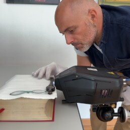 Campagna Molab di Cnr SCITEC E ISPC presso il Museo dell’Occhiale di Pieve di Cadore, 2 - 12 settembre 2025: analisi diagnostica non invasiva su occhiale storico | © CNR SCITEC