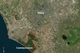 Foto aerea dell’area della Tenuta Presidenziale di Castelporziano e del territorio circostante. Particolarmente accentuato è il contrasto tra la diffusa presenza di aree edificate e la tenuta di Castelporziano (poligono delineato in rosso) | © PRIN2022 HiLLL – Hidden Landscapes of Lost Latium