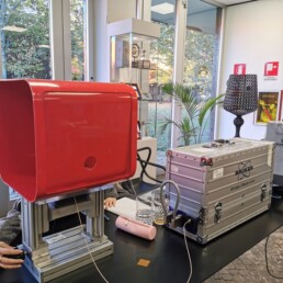 Indagini con NMR portatile su un oggetto di design in plastica esposto al Museo KARTELL di Milano | © Valeria Di Tullio, CNR ISPC