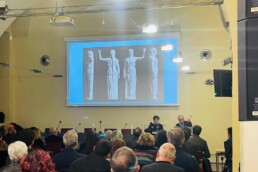 Francesco D’Andria illustra la scoperta delle cariatidi, rilievo CNR ISTI, in occasione del convegno “L'eredità di Taranto. La scultura tra il IV e il III sec. a.C.”, 24-25 gennaio 2024 | © CNR ISPC