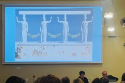 Francesco D’Andria illustra la scoperta delle cariatidi, ricostruzione Ivan Ferrari CNR ISPC, in occasione del convegno “L'eredità di Taranto. La scultura tra il IV e il III sec. a.C.”, 24-25 gennaio 2024 | © CNR ISPC