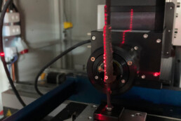 Allineamento mediante laser dei campioni sull'asse di rotazione, SESAME, Giordania, Marzo 2024 | © Gian Luca Bonora, CNR ISPC